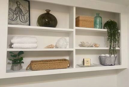 Home exchange in Avalon, CA, bathroom shelf with toiletries