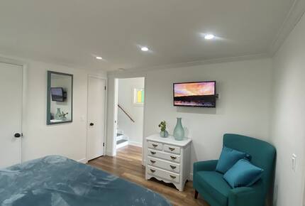 Home exchange in Avalon, CA, master bedroom with flatscreen TV