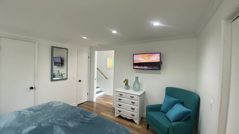 Home exchange in Avalon, CA, master bedroom with flatscreen TV