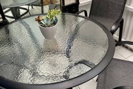 Home exchange in Avalon, CA, patio with table that seats 4