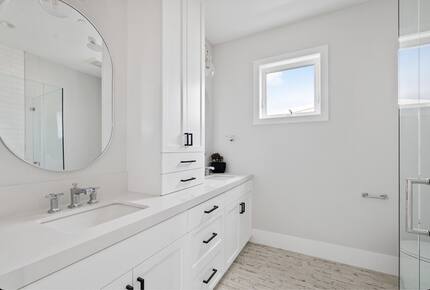 Home exchange in Newport Beach CA, bright ensuite master bathroom
