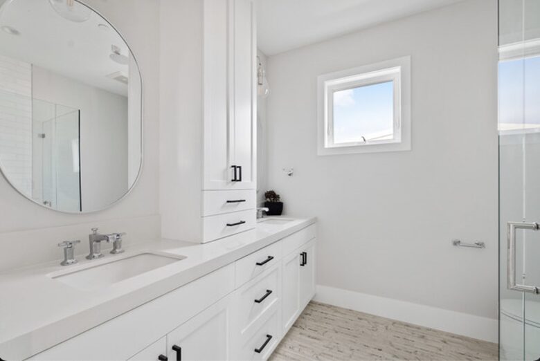 Home exchange in Newport Beach CA, bright ensuite master bathroom