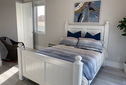 Home exchange in Newport Beach CA, master bedroom with queen-size bed
