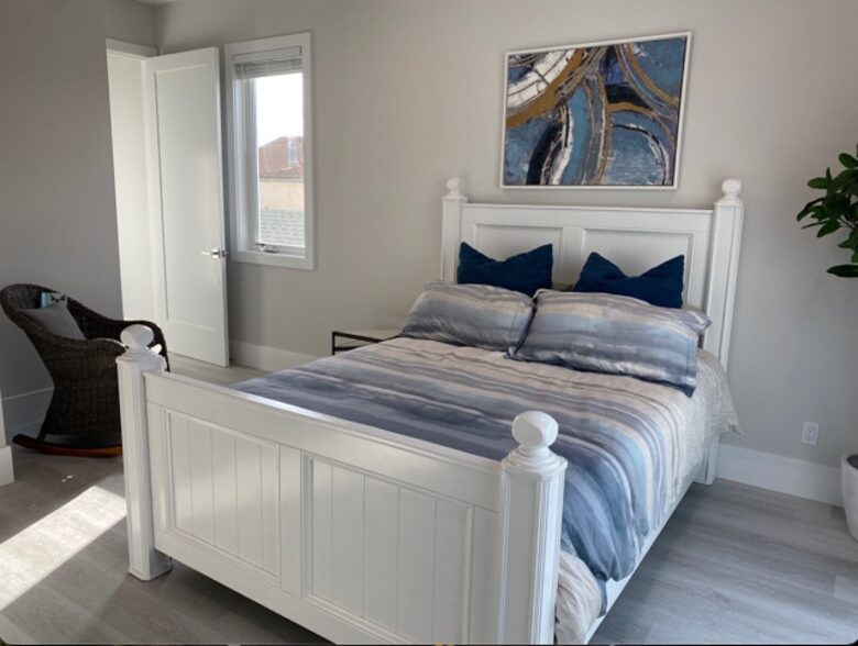 Home exchange in Newport Beach CA, master bedroom with queen-size bed