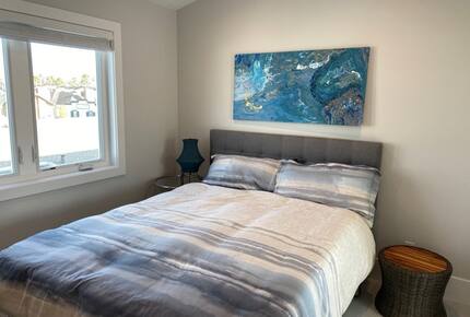 Home exchange in Newport Beach CA, guest room with queen-size bed