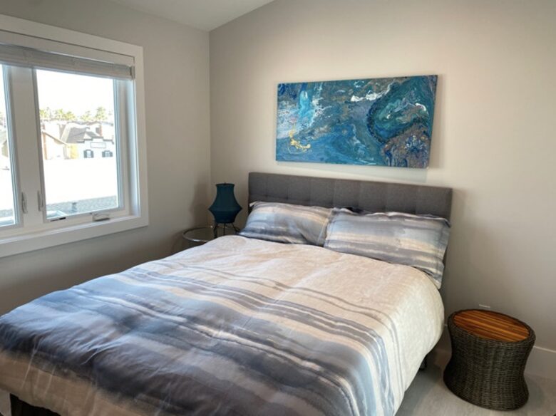 Home exchange in Newport Beach CA, guest room with queen-size bed