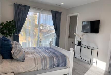 Home exchange in Newport Beach CA, master bedroom with flatscreen TV