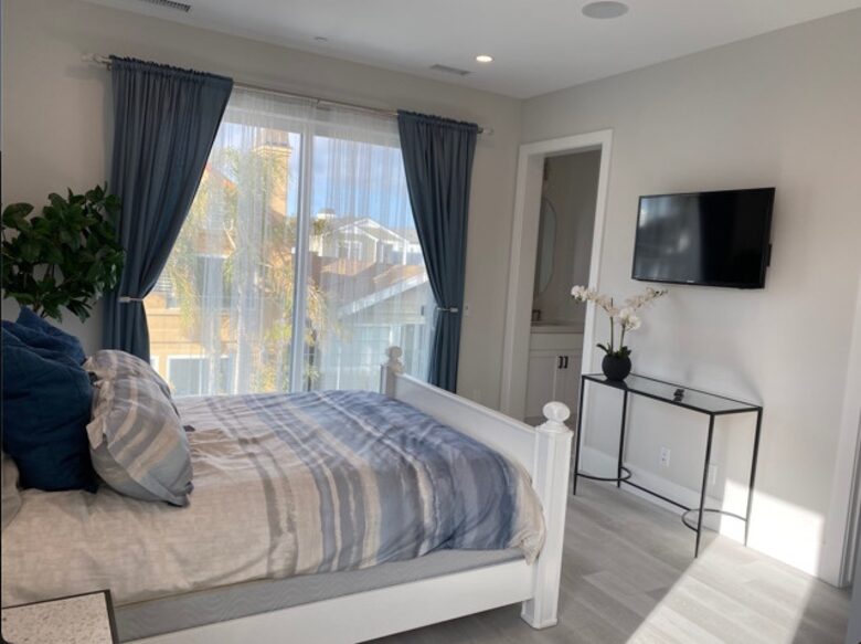 Home exchange in Newport Beach CA, master bedroom with flatscreen TV