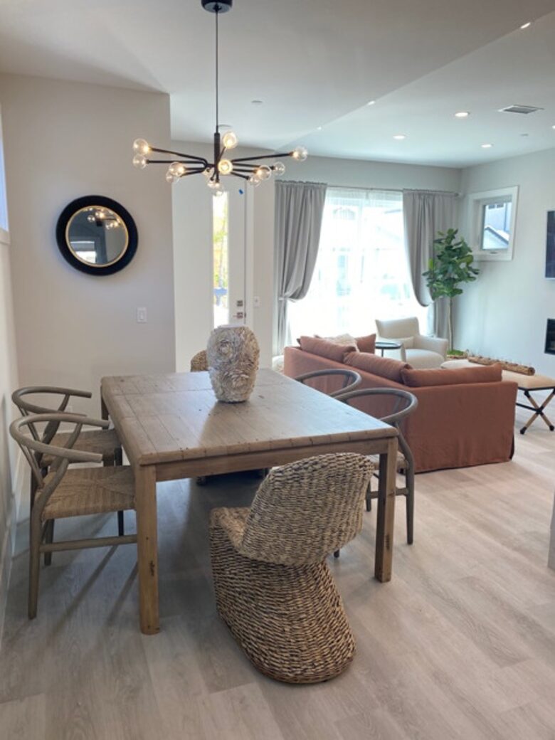 Home exchange in Newport Beach CA, dining table that seats 6