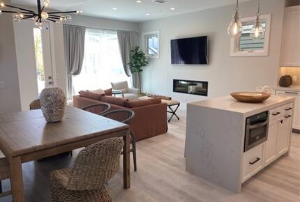 Home exchange in Newport Beach CA, open floor plan dining area