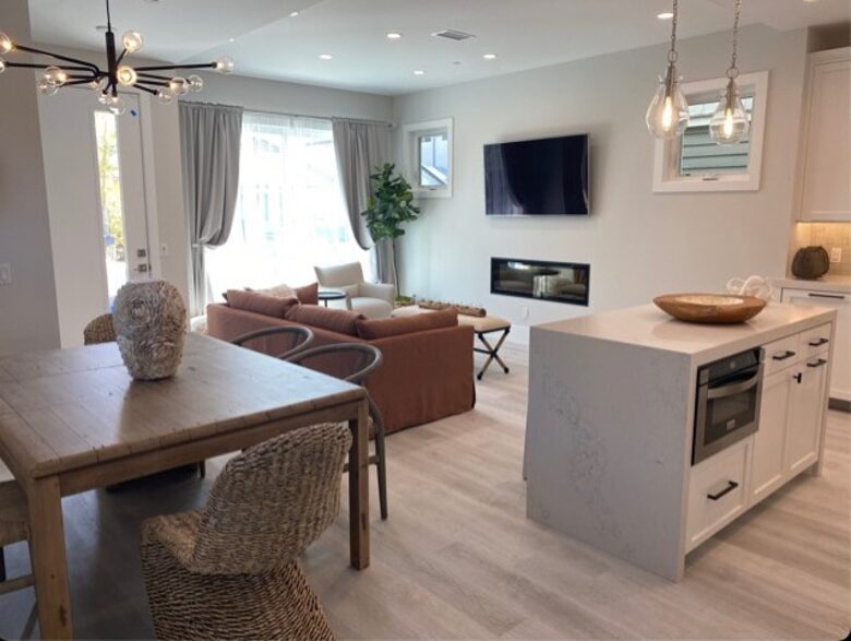 Home exchange in Newport Beach CA, open floor plan dining area