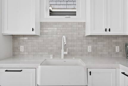Home exchange in Newport Beach CA, all white kitchen & farmhouse sink