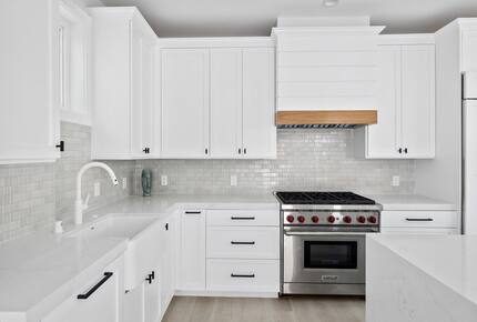 Home exchange in Newport Beach CA, kitchen with stainless steel oven