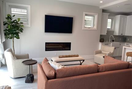 Home exchange in Newport Beach CA, living room with gas fireplace & TV