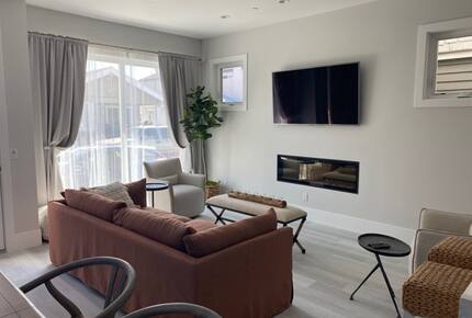 Home exchange in Newport Beach CA, living room with large sunny window