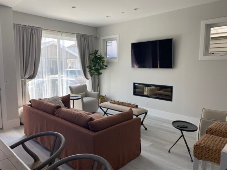 Home exchange in Newport Beach CA, living room with large sunny window