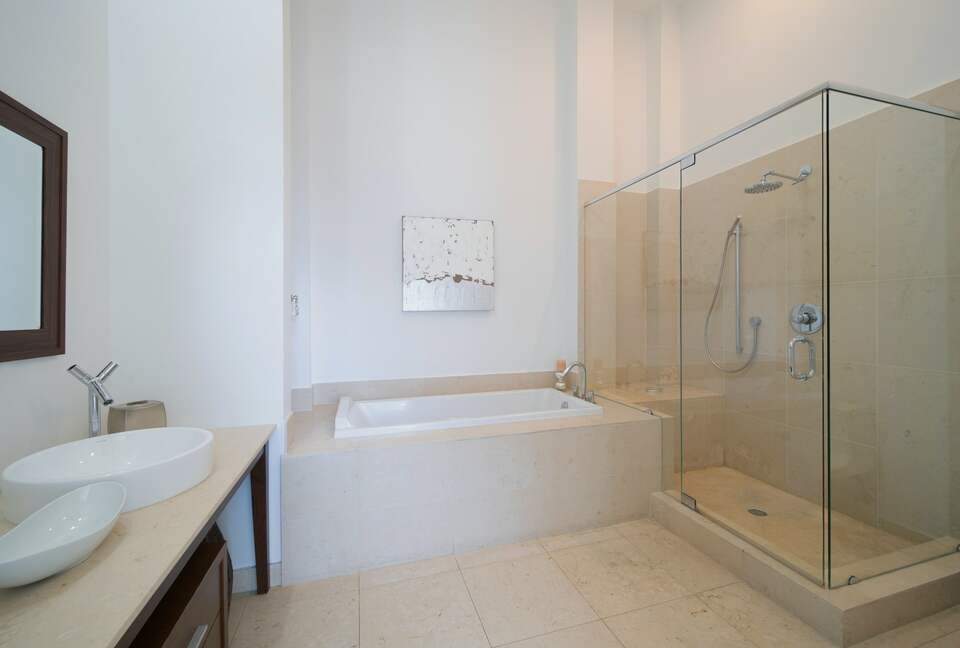 Home exchange in Miami FL, bathroom with walk-in shower & separate tub