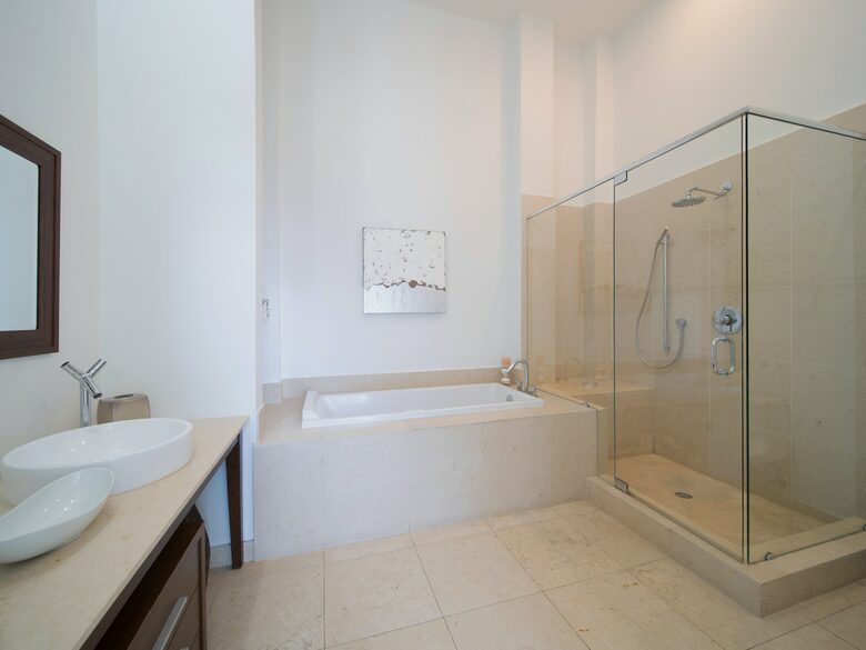 Home exchange in Miami FL, bathroom with walk-in shower & separate tub