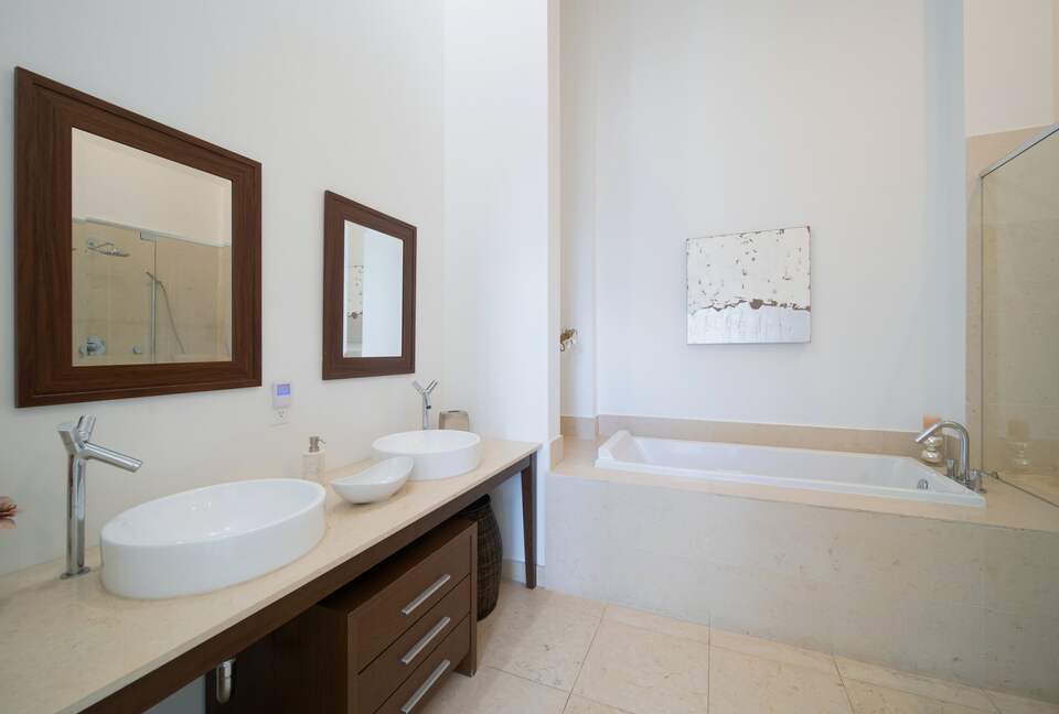 Home exchange in Miami FL, bathroom with dual vanity and tub