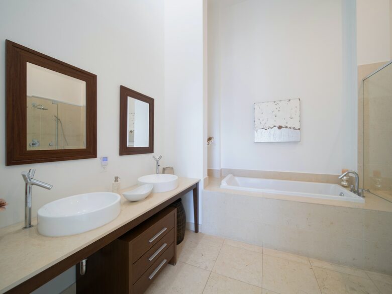 Home exchange in Miami FL, bathroom with dual vanity and tub