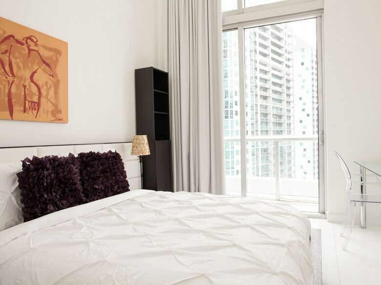 Home exchange in Miami FL, guest bedroom with full bed & large window