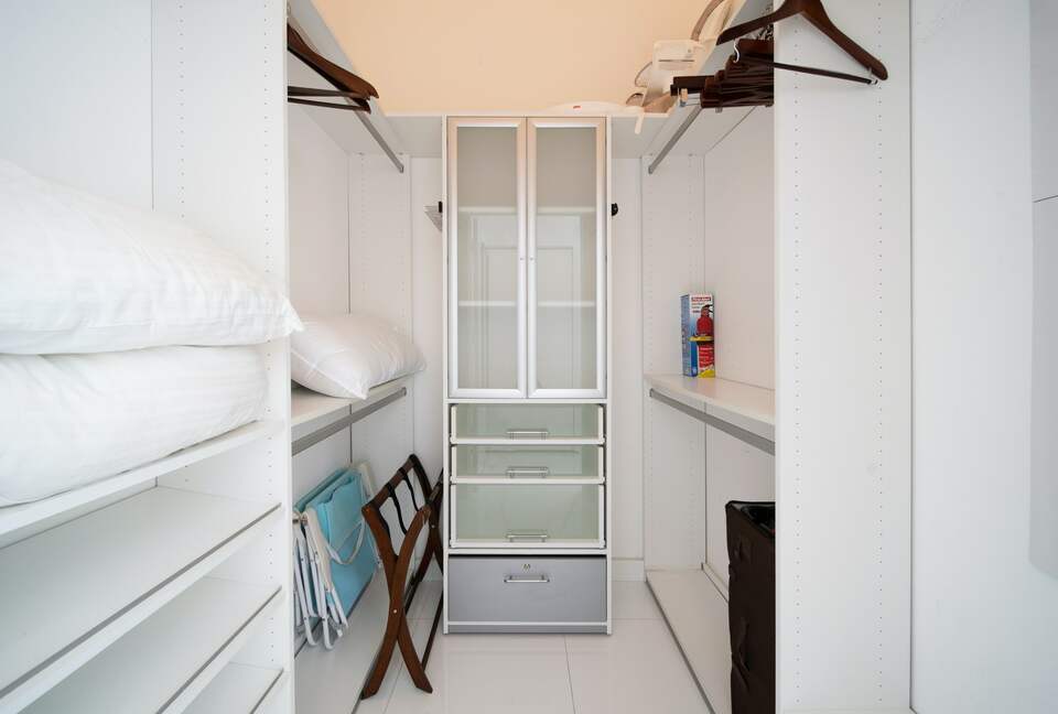 Home exchange in Miami FL, walk-in closet with shelves