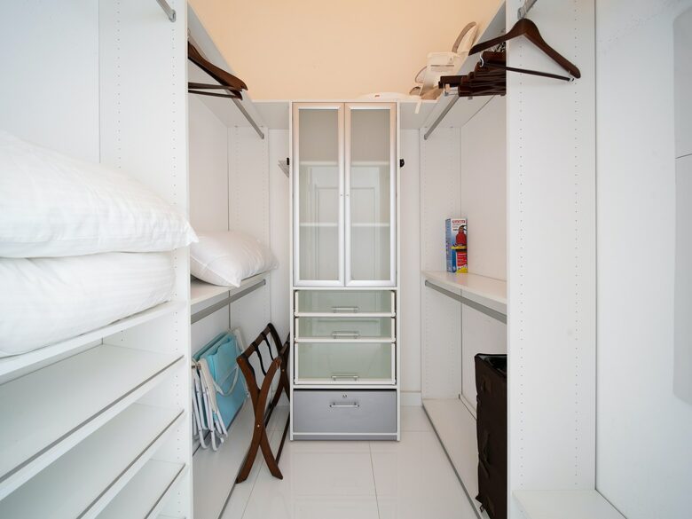 Home exchange in Miami FL, walk-in closet with shelves