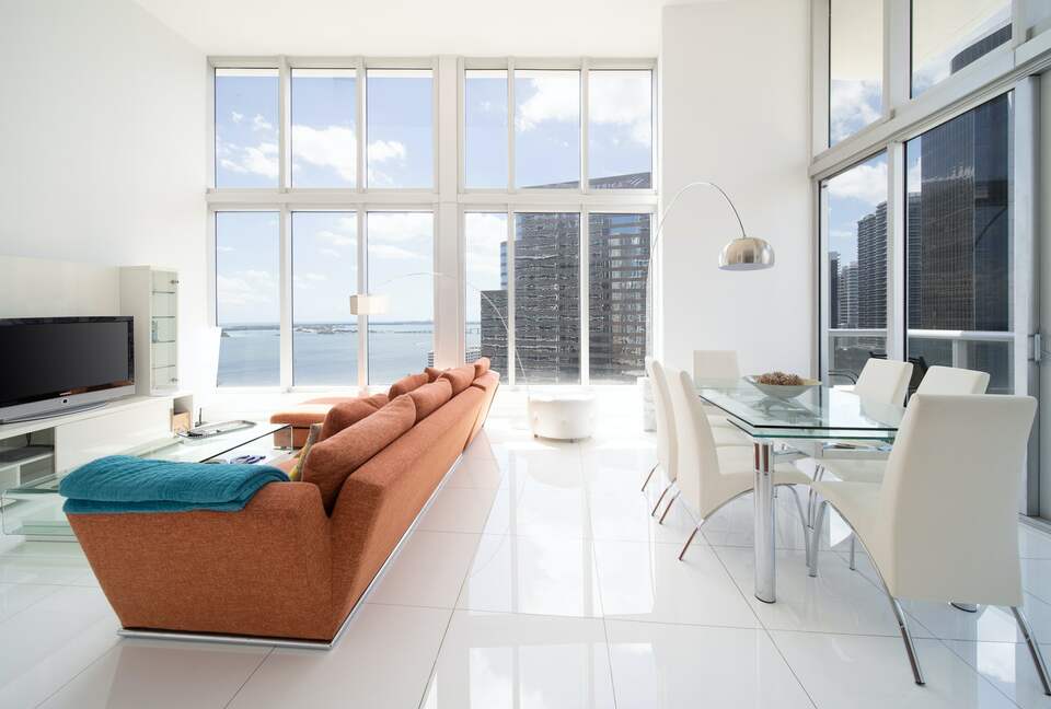 Home exchange in Miami FL, living room with TV and dining room