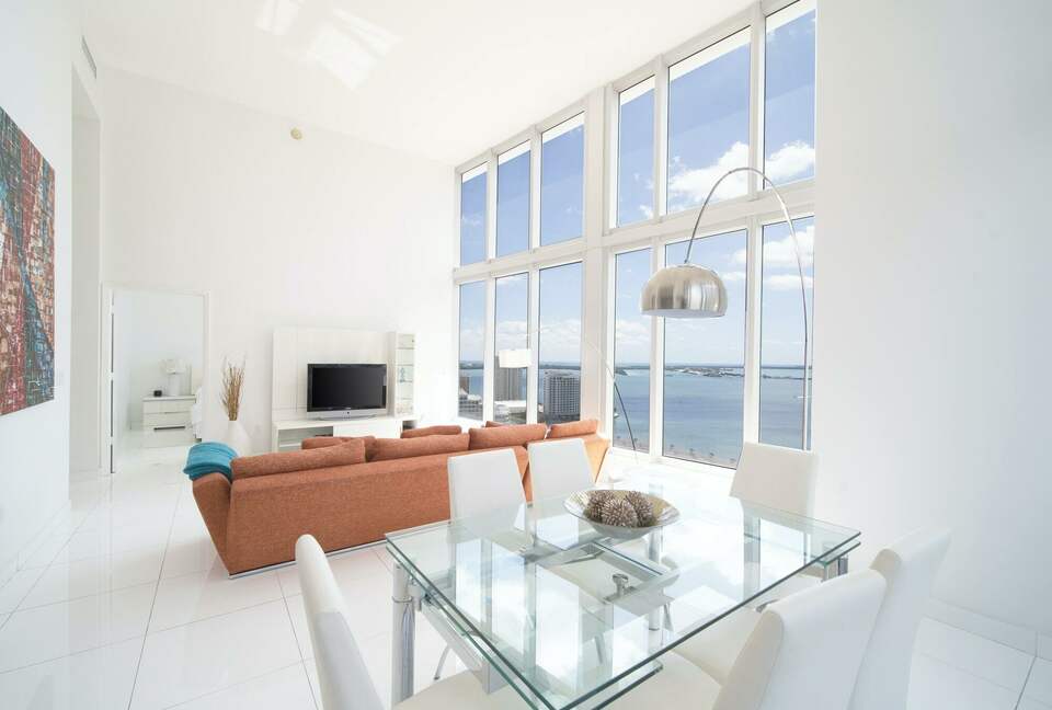 Home exchange in Miami FL, dining room with glass table that seats 6