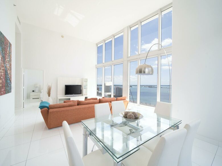 Home exchange in Miami FL, dining room with glass table that seats 6