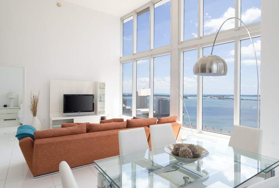 Home exchange in Miami FL, dining room with glass table that seats 6