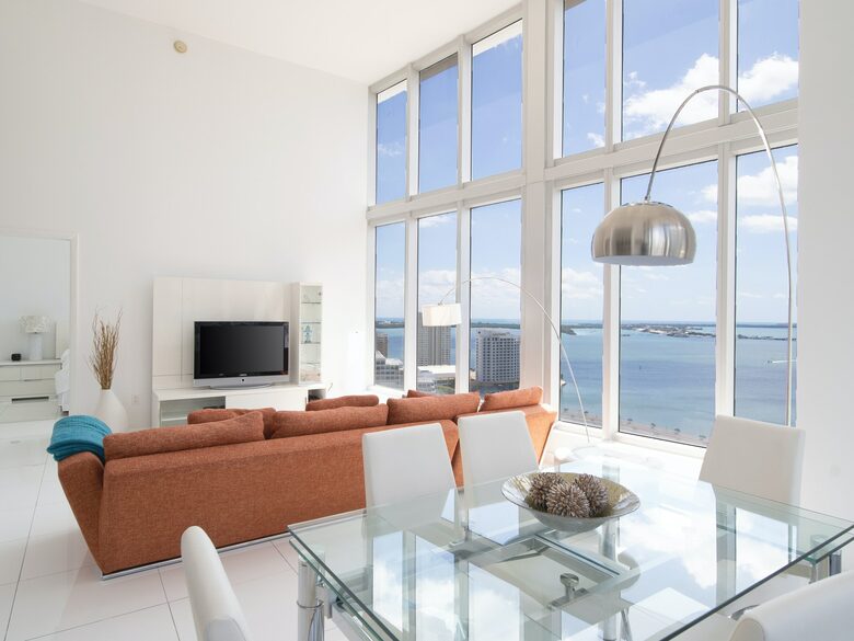 Home exchange in Miami FL, dining room with glass table that seats 6