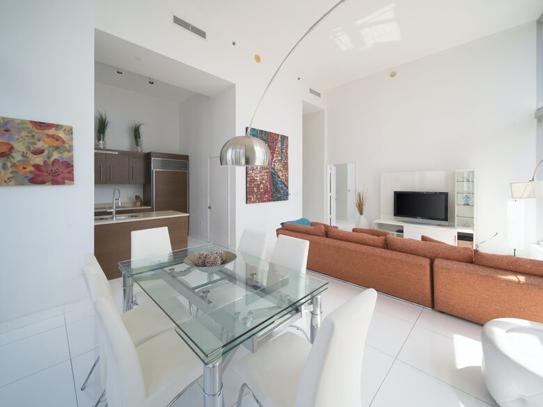 Home exchange in Miami FL, dining room with glass table that seats 6
