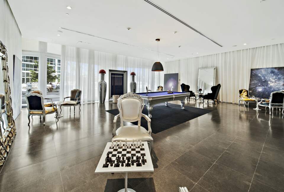 Home exchange in Miami FL, lobby with chess game and pool table