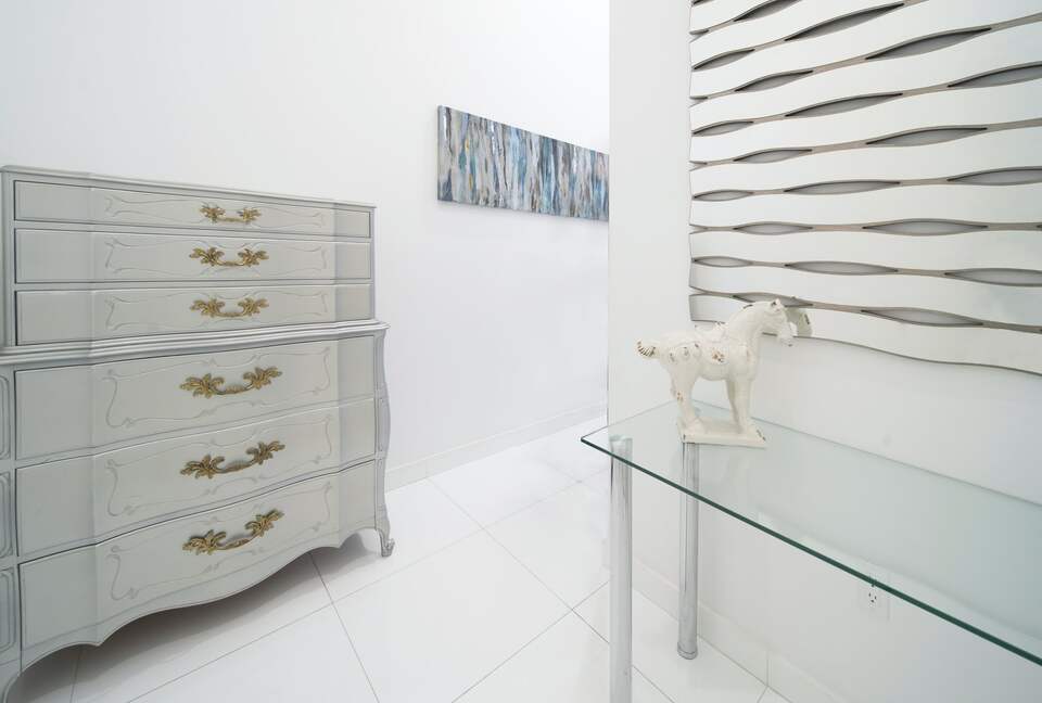 Home exchange in Miami FL, hallway with white decor