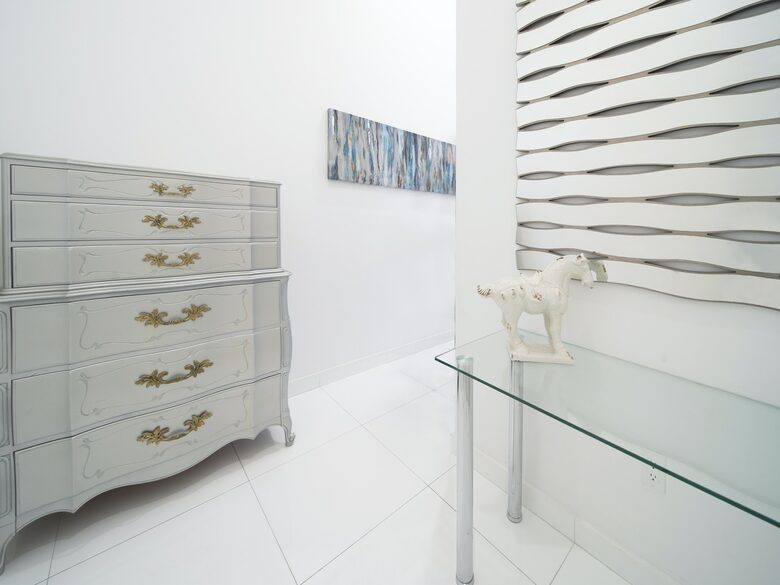 Home exchange in Miami FL, hallway with white decor