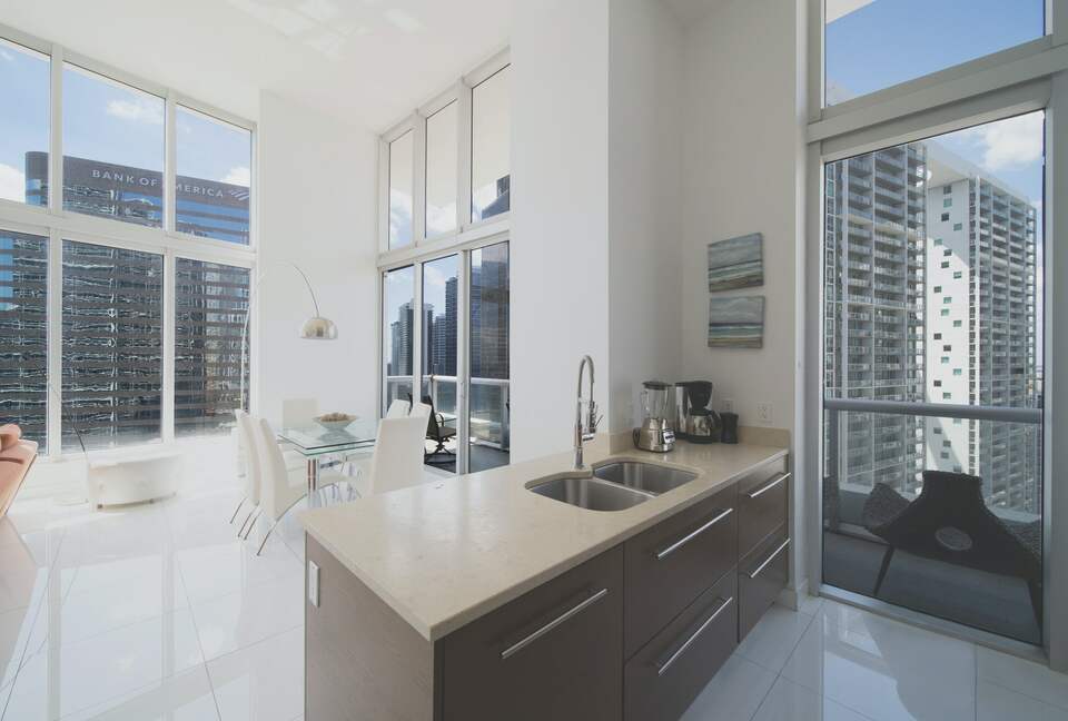 Home exchange in Miami FL, kitchen island with sink