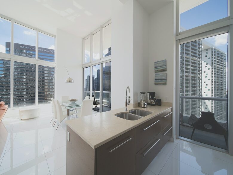 Home exchange in Miami FL, kitchen island with sink