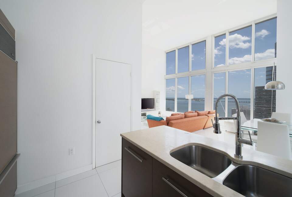 Home exchange in Miami FL, kitchen island with sink