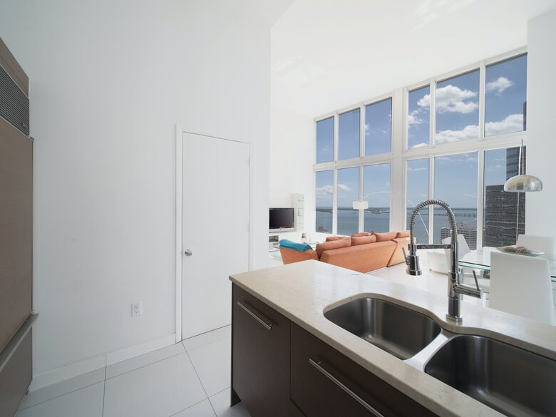 Home exchange in Miami FL, kitchen island with sink