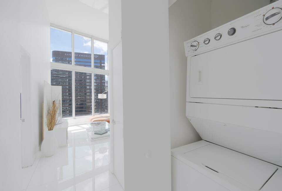 Home exchange in Miami FL, stacked washer and dryer