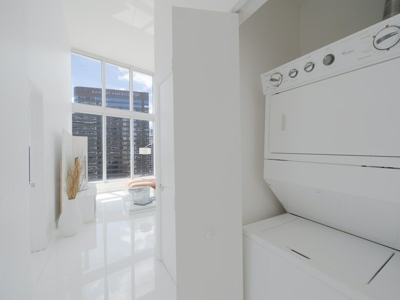 Home exchange in Miami FL, stacked washer and dryer