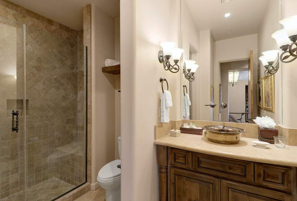 Home exchange in Scottsdale AZ, full bathroom with walk-in shower