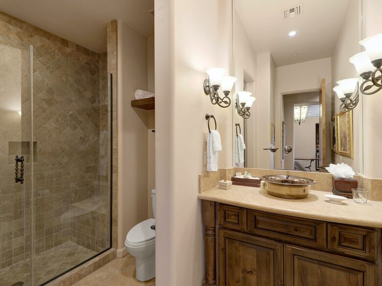 Home exchange in Scottsdale AZ, full bathroom with walk-in shower