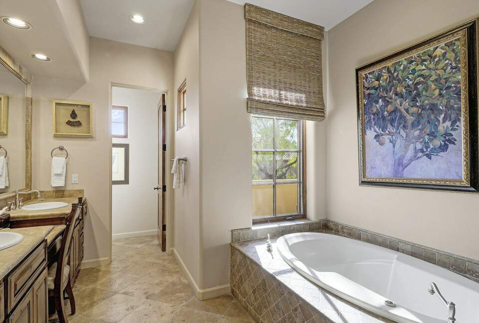 Home exchange in Scottsdale AZ, guest bathroom with separate tub