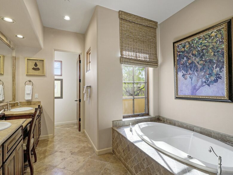 Home exchange in Scottsdale AZ, guest bathroom with separate tub