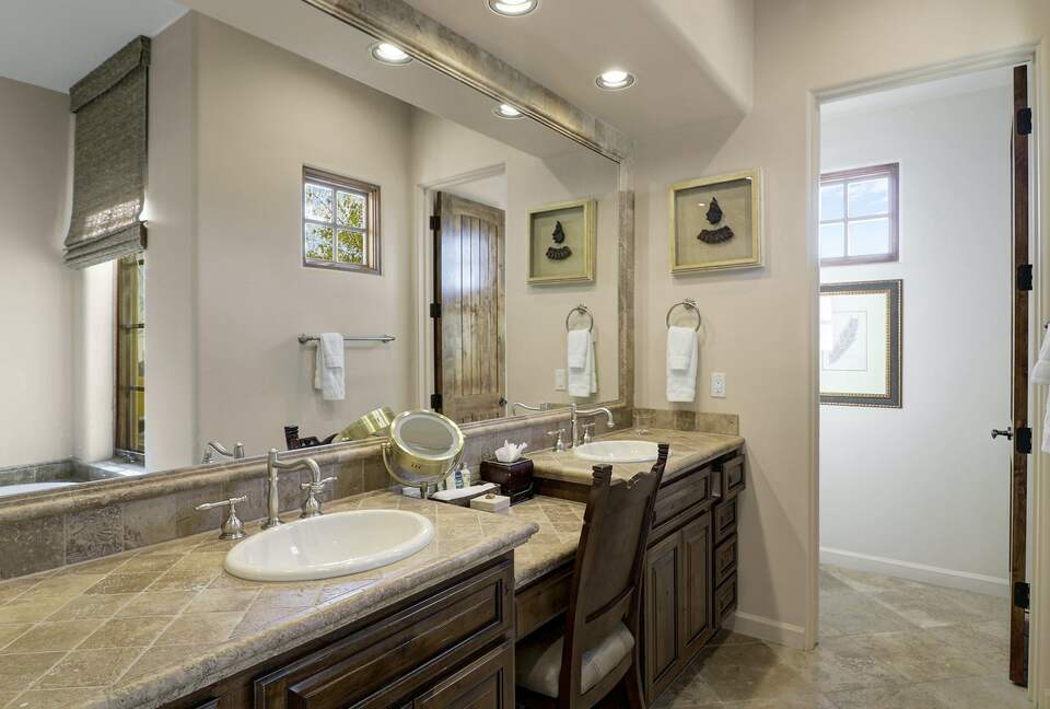 Home exchange in Scottsdale AZ, guest bathroom with dual vanity