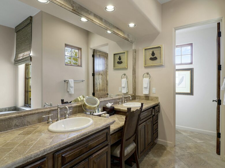 Home exchange in Scottsdale AZ, guest bathroom with dual vanity