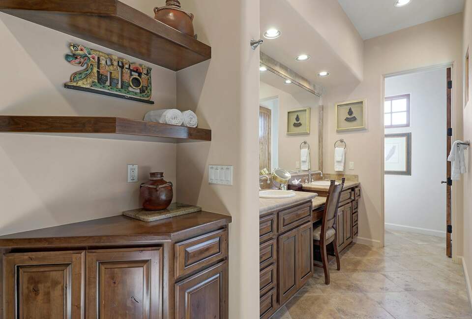 Home exchange in Scottsdale AZ, guest bathroom with tons of shelving