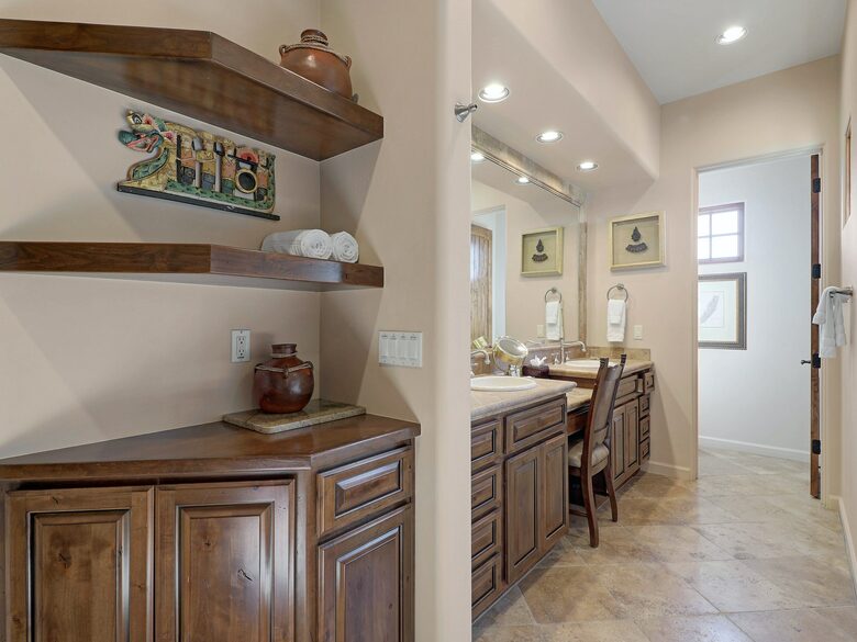 Home exchange in Scottsdale AZ, guest bathroom with tons of shelving